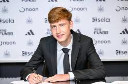 虎扑下载-挖角利物浦！纽卡官方：利物浦16岁小将艾萨克-莫兰加盟球队