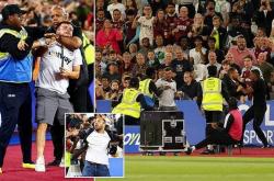 虎扑网址-邮报：西汉姆球迷惨败切尔西时冲场宣泄不满，许多球迷提前离场