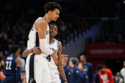 虎扑下载-聖(shèng)安东尼奥马刺续约达龙福克斯，薪水或有變(biàn)动