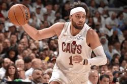 虎扑-克利夫兰骑士首发小前锋斯特鲁斯左脚琼斯骨折！新赛季希望受挫