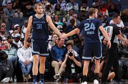 虎扑平台-底特律活塞胜孟菲斯灰熊，卡姆-斯潘塞表现抢眼