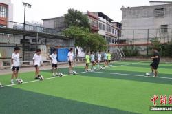虎扑首页-湖南(nán)江华校园足球“面上开花” 编写乡土足球教材