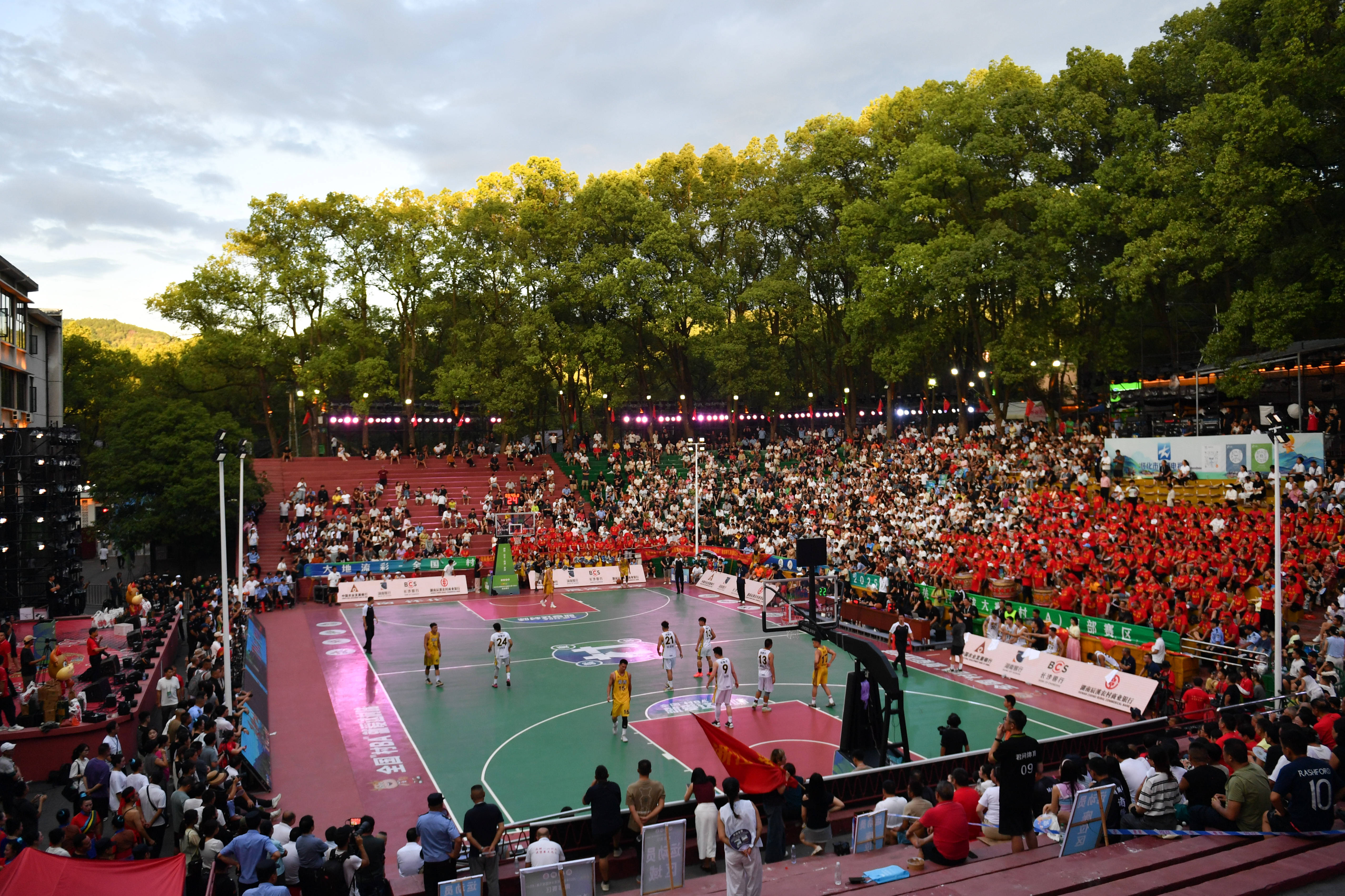 （体育）篮球——2025年全国和美乡村篮球大赛南部赛区落幕