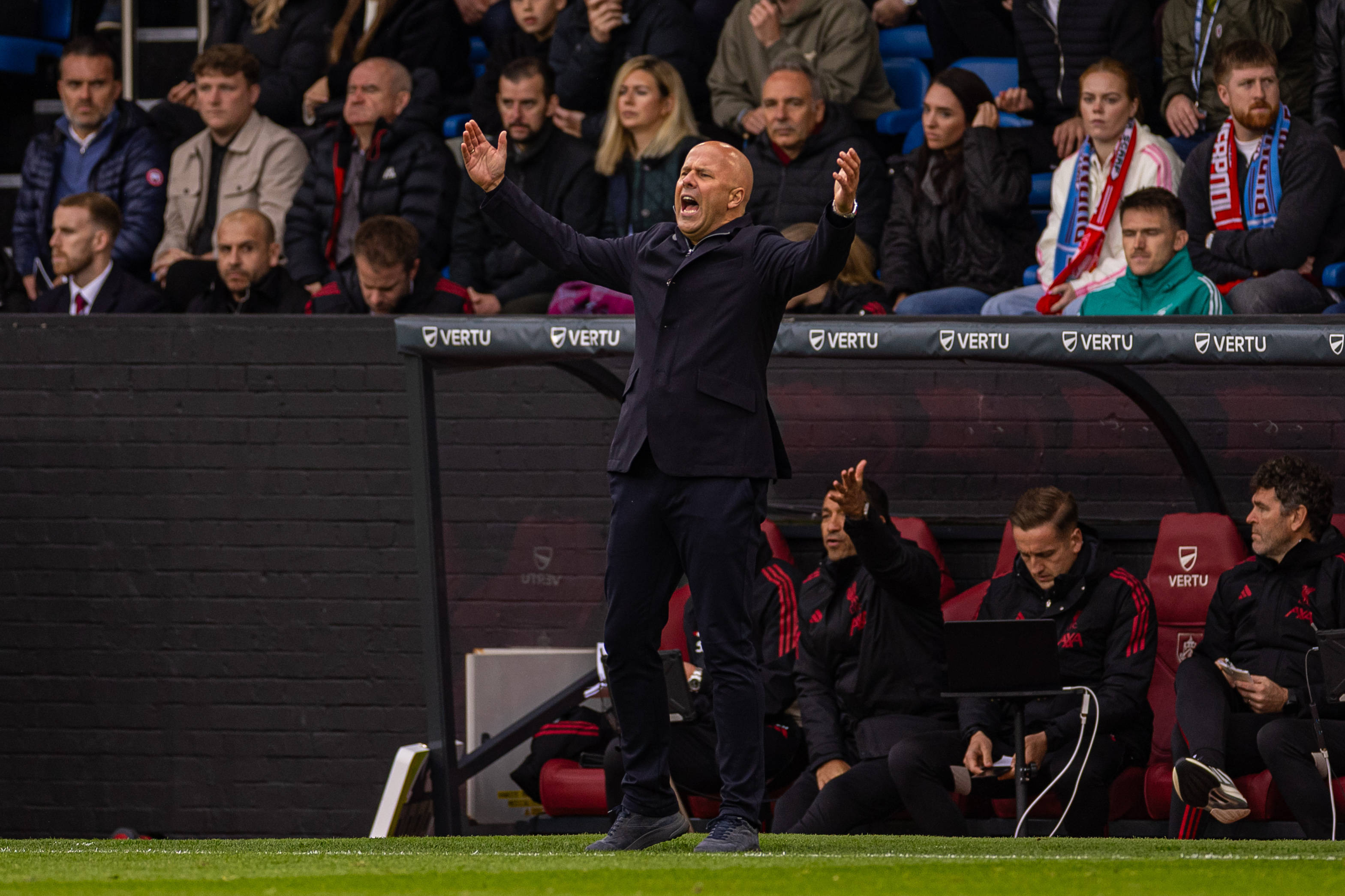 （体育）足球——英超：利物浦胜伯恩利